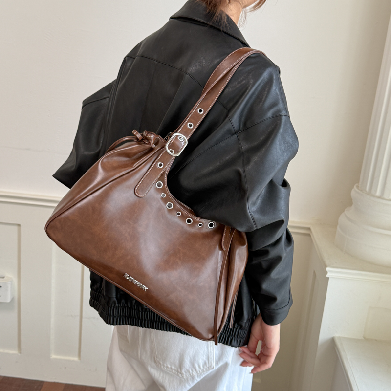 حقائب كتف نسائية بتصميم عتيق 2 - مراجعة Luxury Bags Vegan وسعره