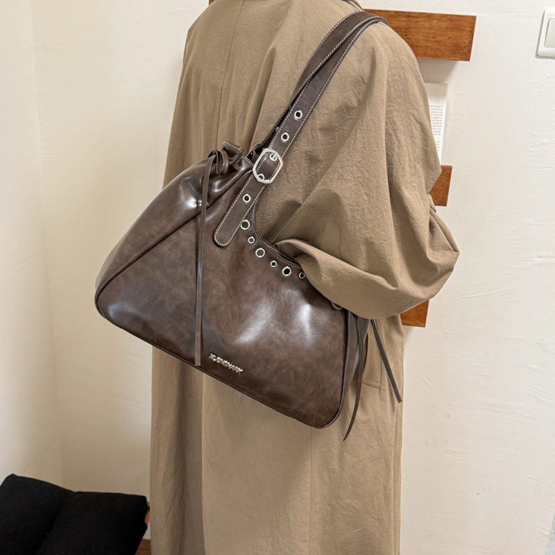 حقائب كتف نسائية بتصميم عتيق 2 - مراجعة Luxury Bags Vegan وسعره